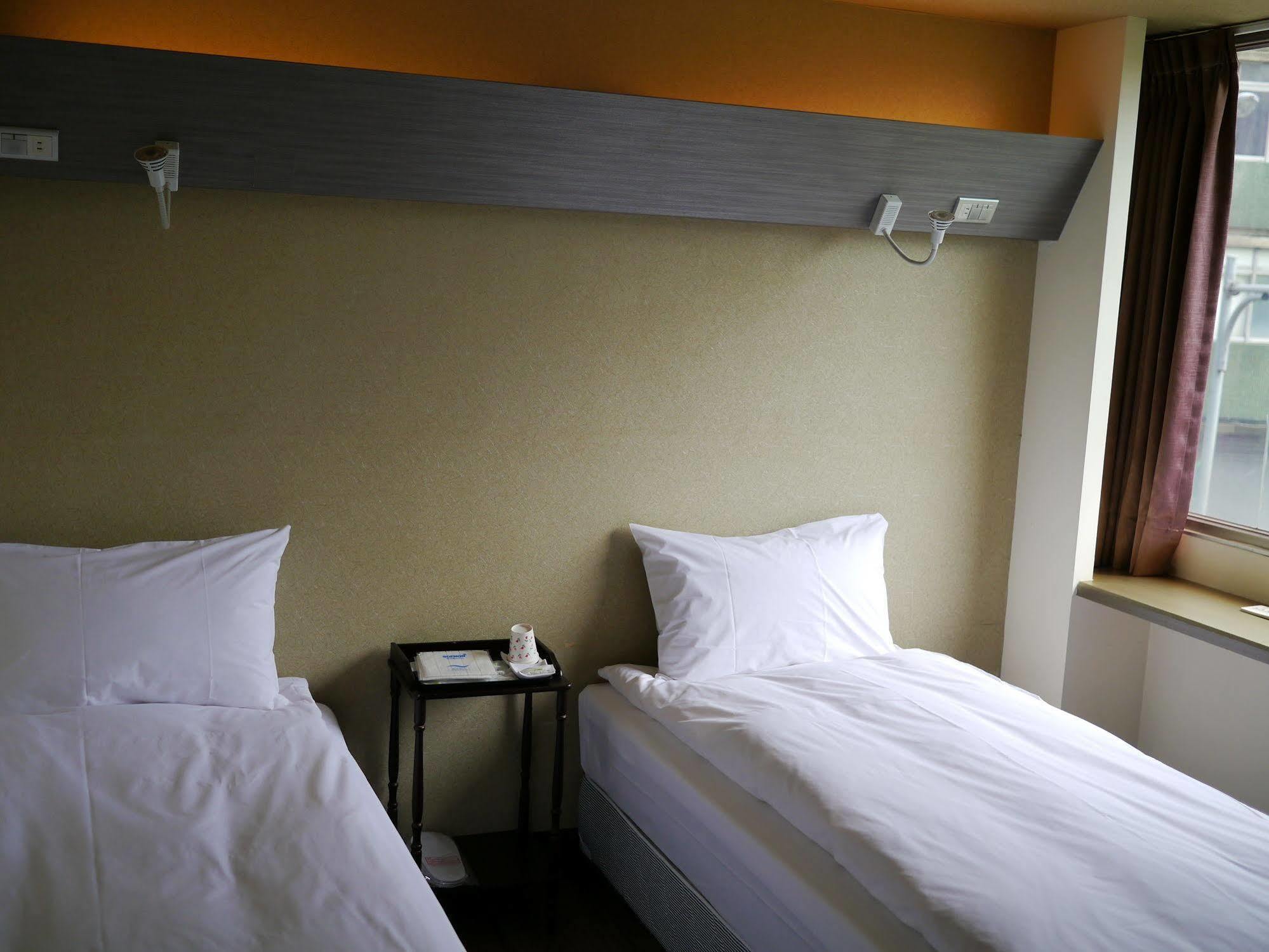 Galaxy Mini Inn Taipeh Exterior foto